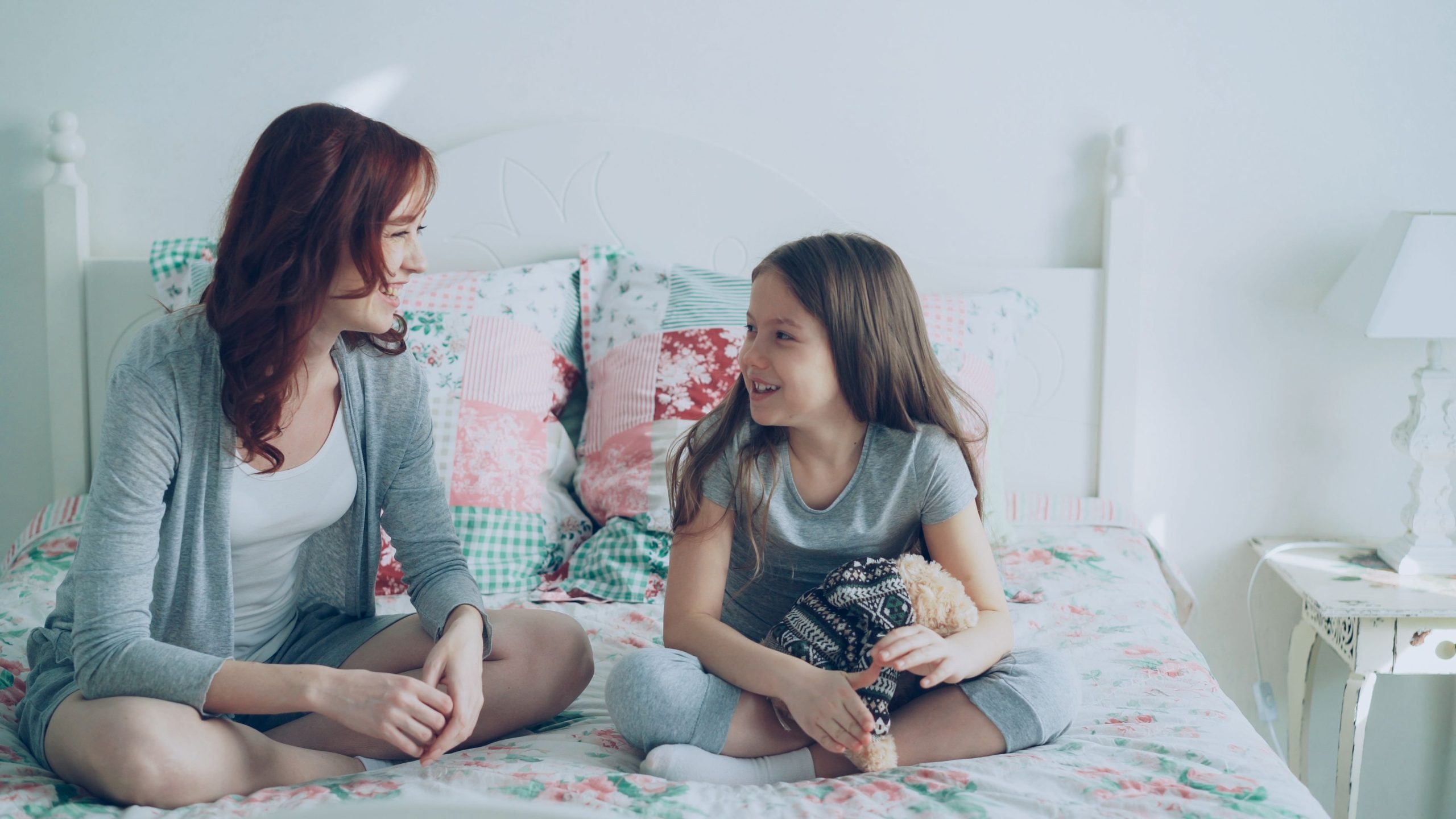Jovem a conversar com uma pessoa adulta