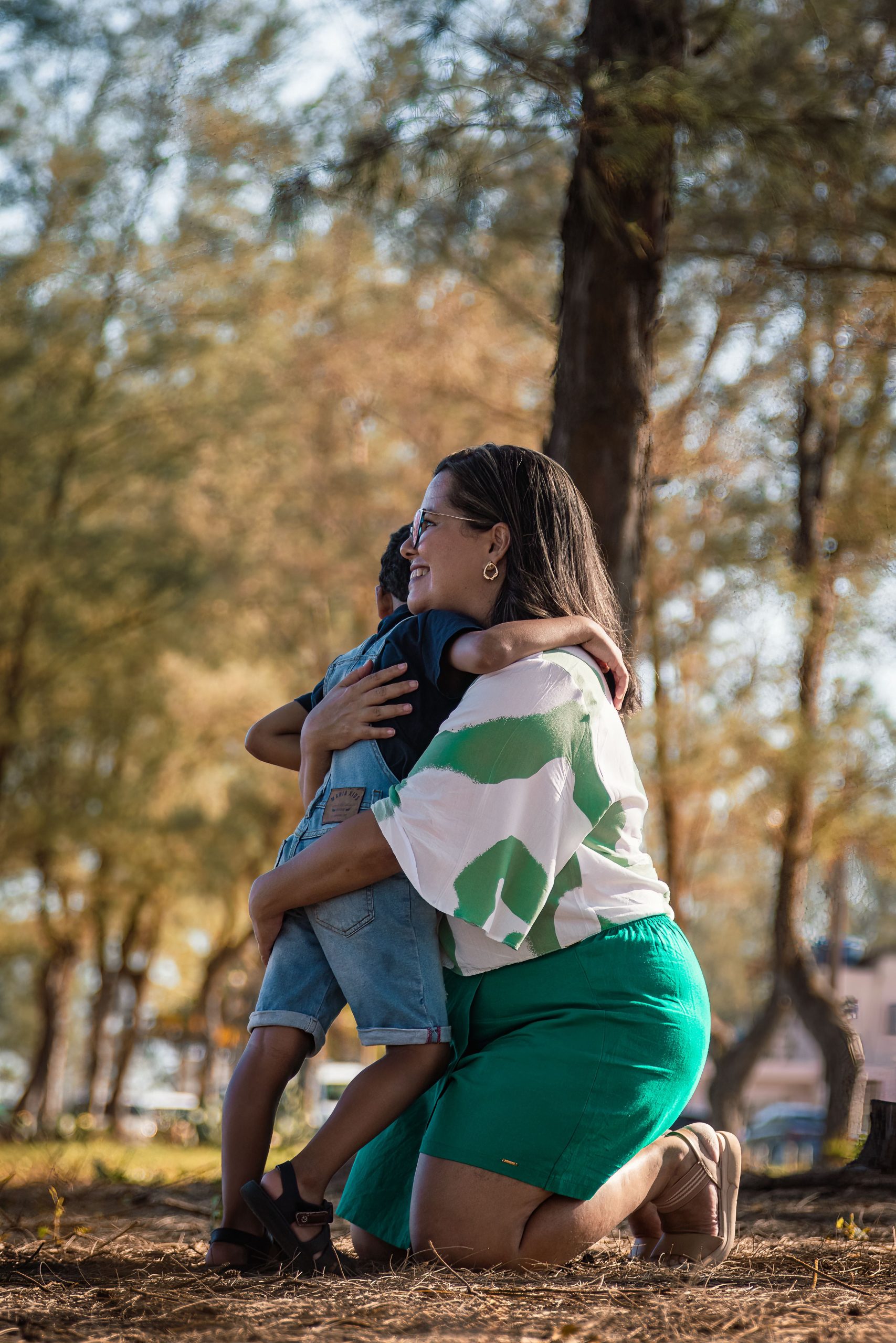 Pessoa adulta a abraçar uma criança